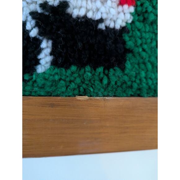 Vintage 1970s Latchhook Santa Clause Christmas Wall Hanging Framed 22" X 27" - Picture 3 of 3